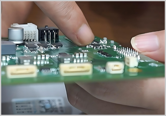 PCBA加工廠詳解：SMT加工和DIP加工的區(qū)別與選擇邏輯